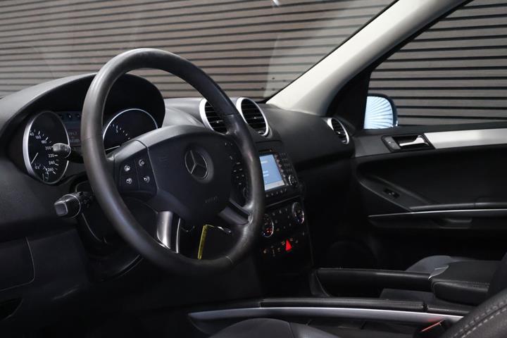 undefined Mercedes ML320 fra 2006 set indefra