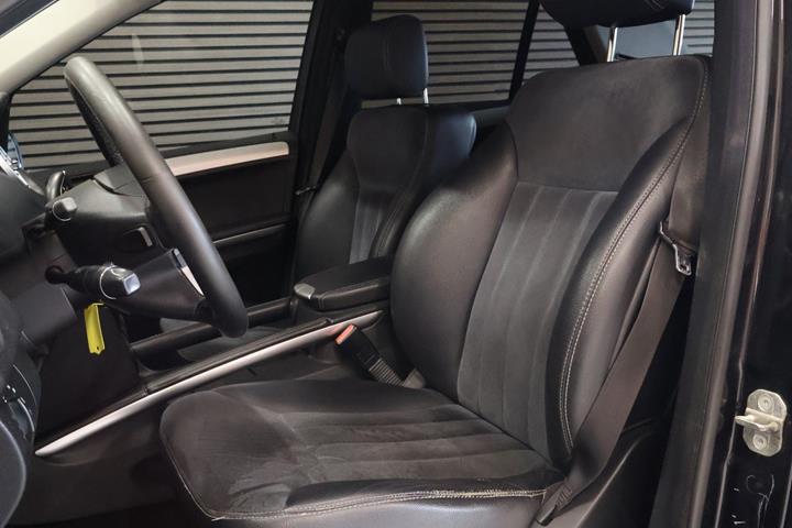 undefined Mercedes ML320 fra 2006 set indefra