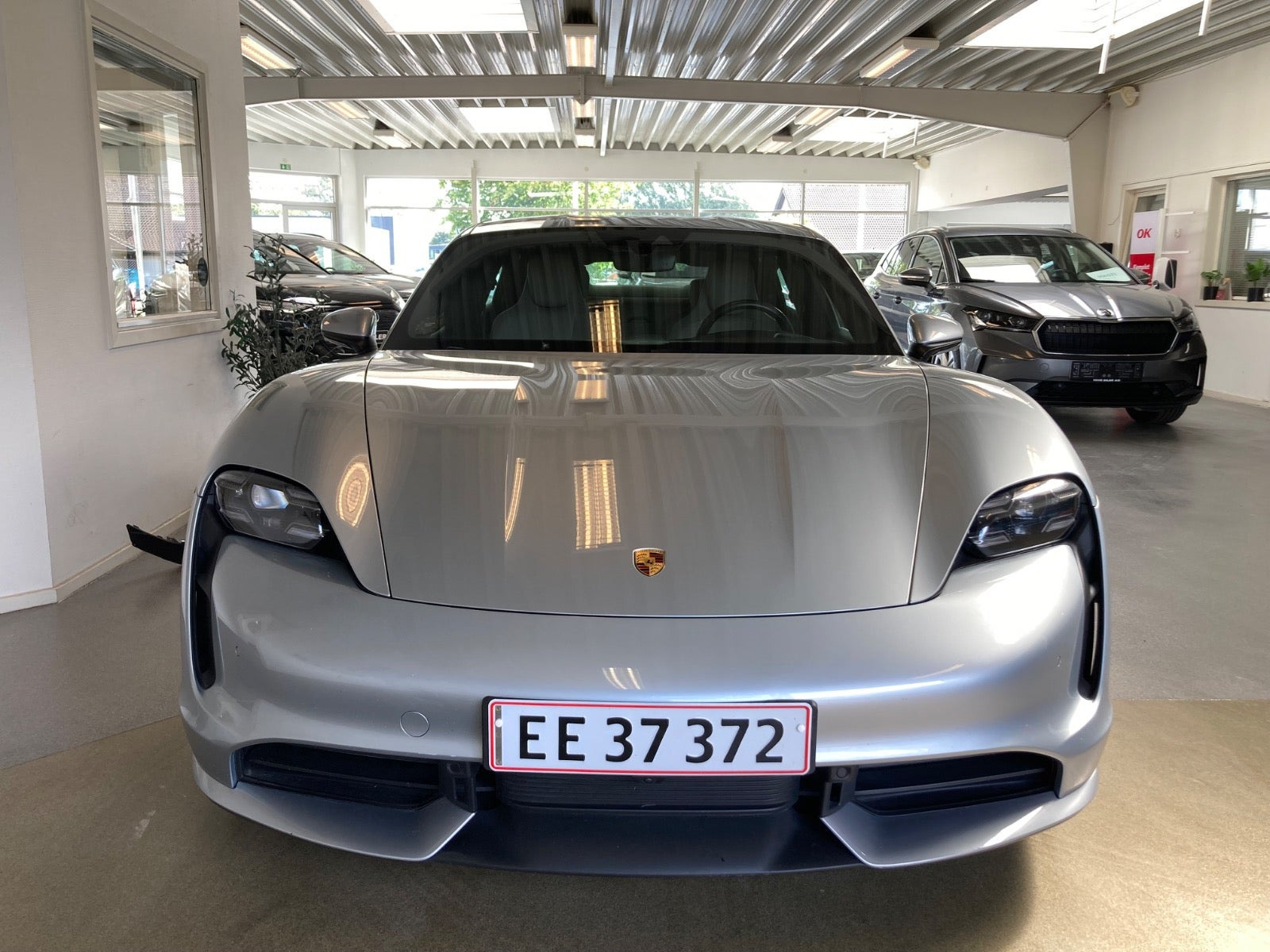 Sølv Porsche Taycan Turbo fra 2020