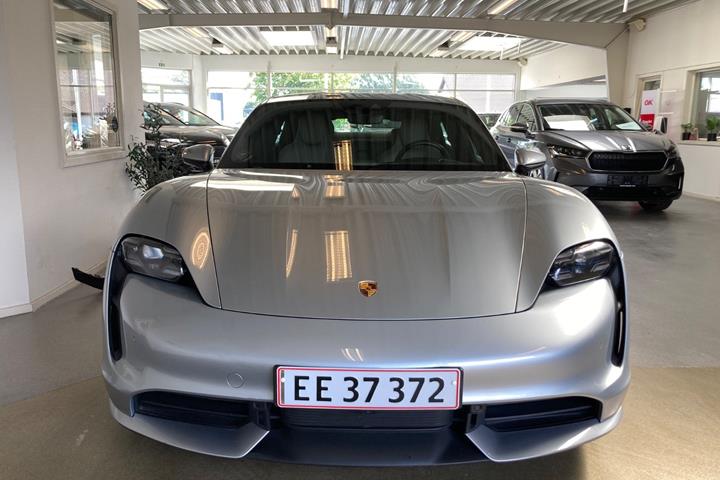 Sølv Porsche Taycan Turbo fra 2020