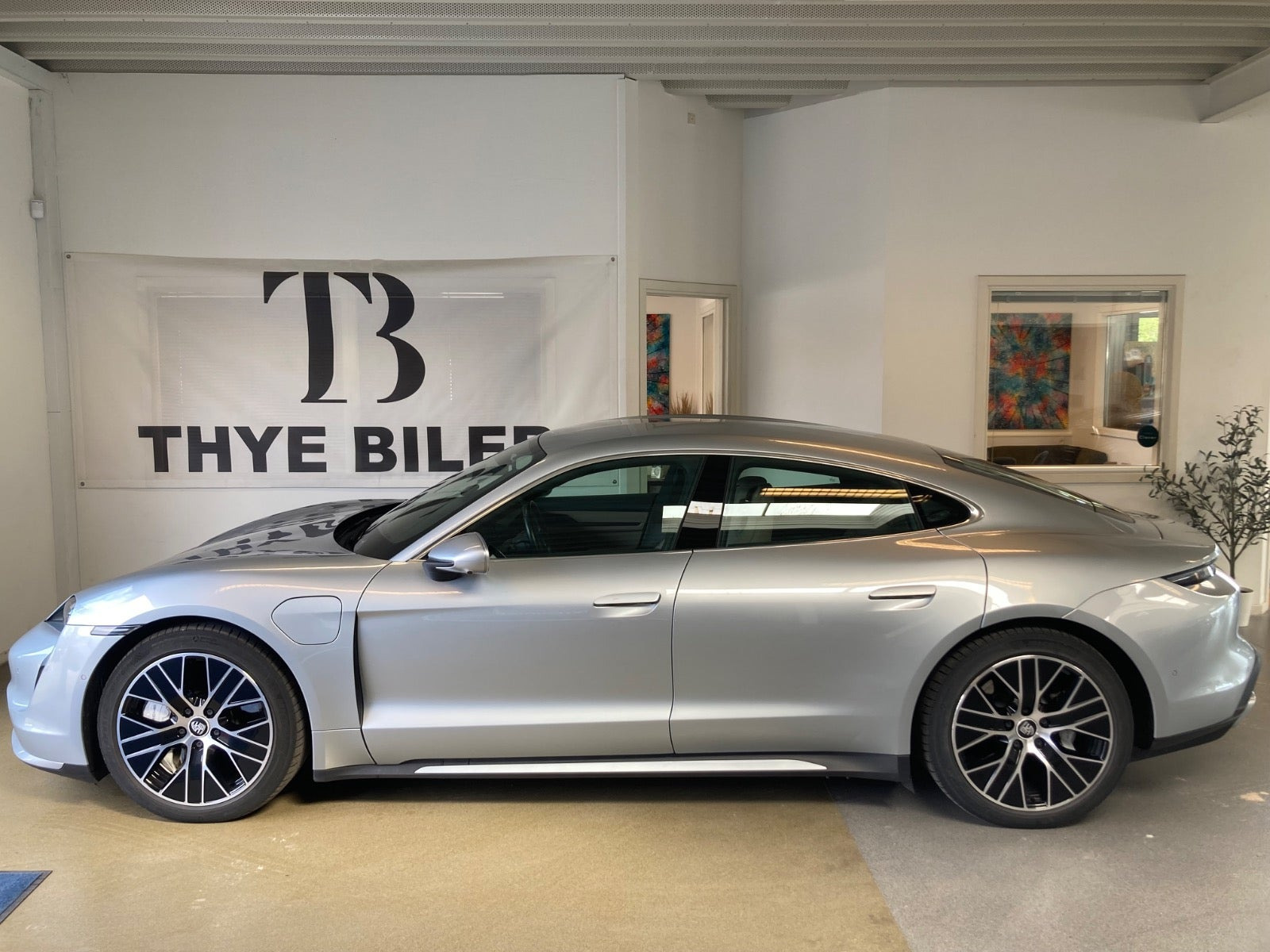 Sølv Porsche Taycan Turbo fra 2020