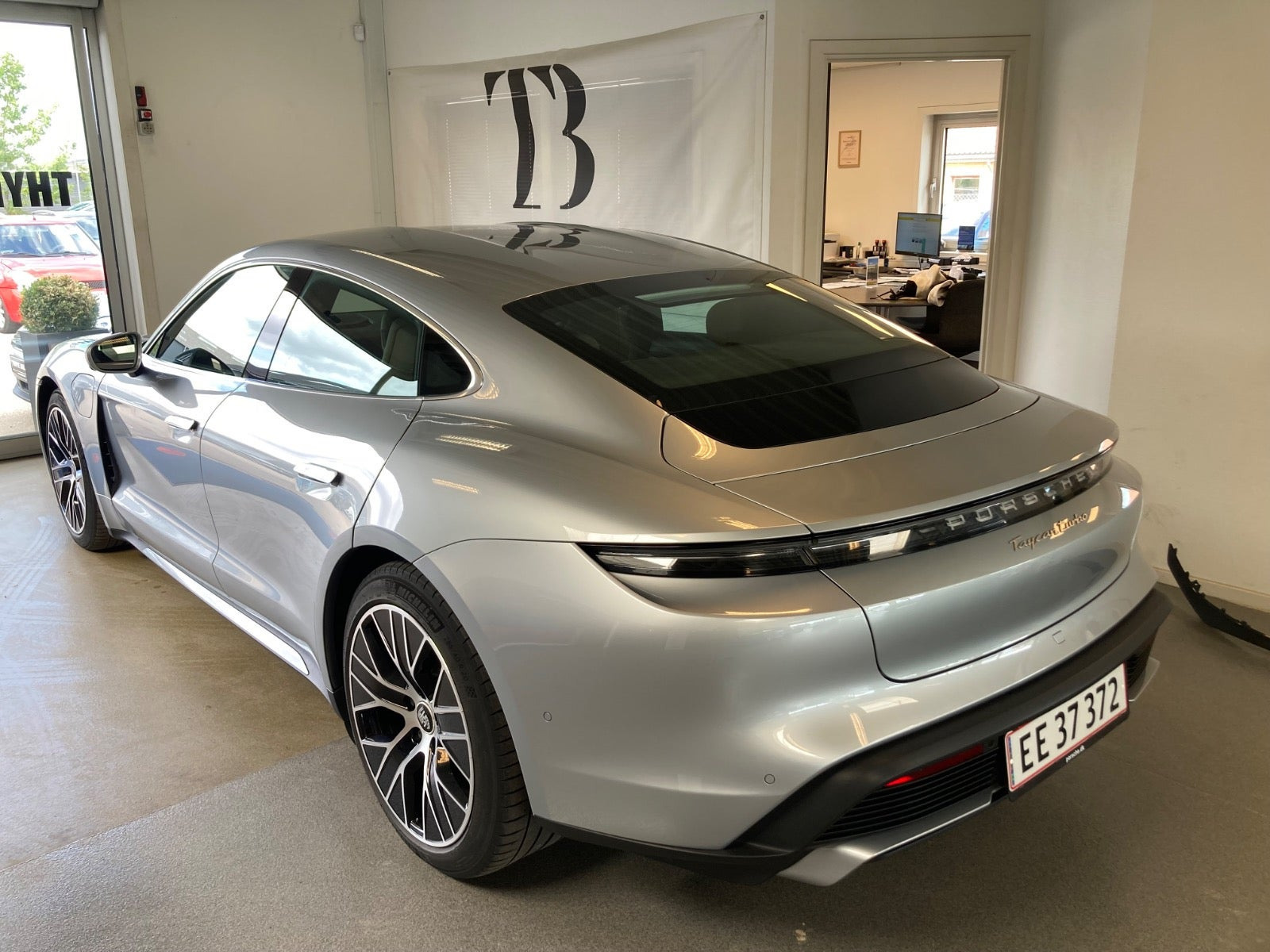 Sølv Porsche Taycan Turbo fra 2020
