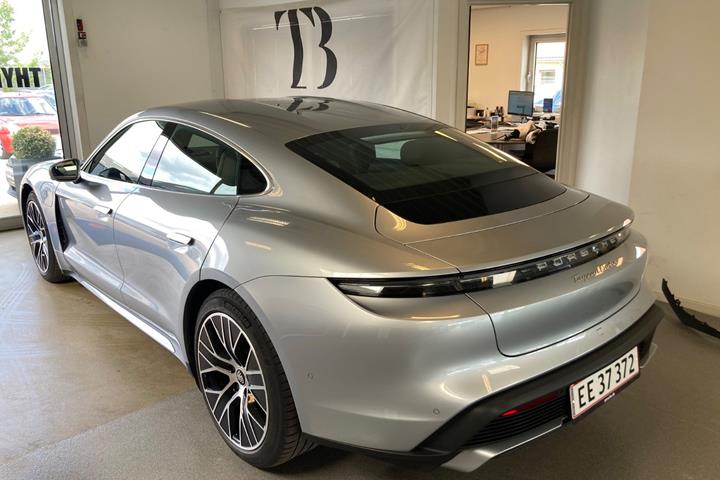 Sølv Porsche Taycan Turbo fra 2020