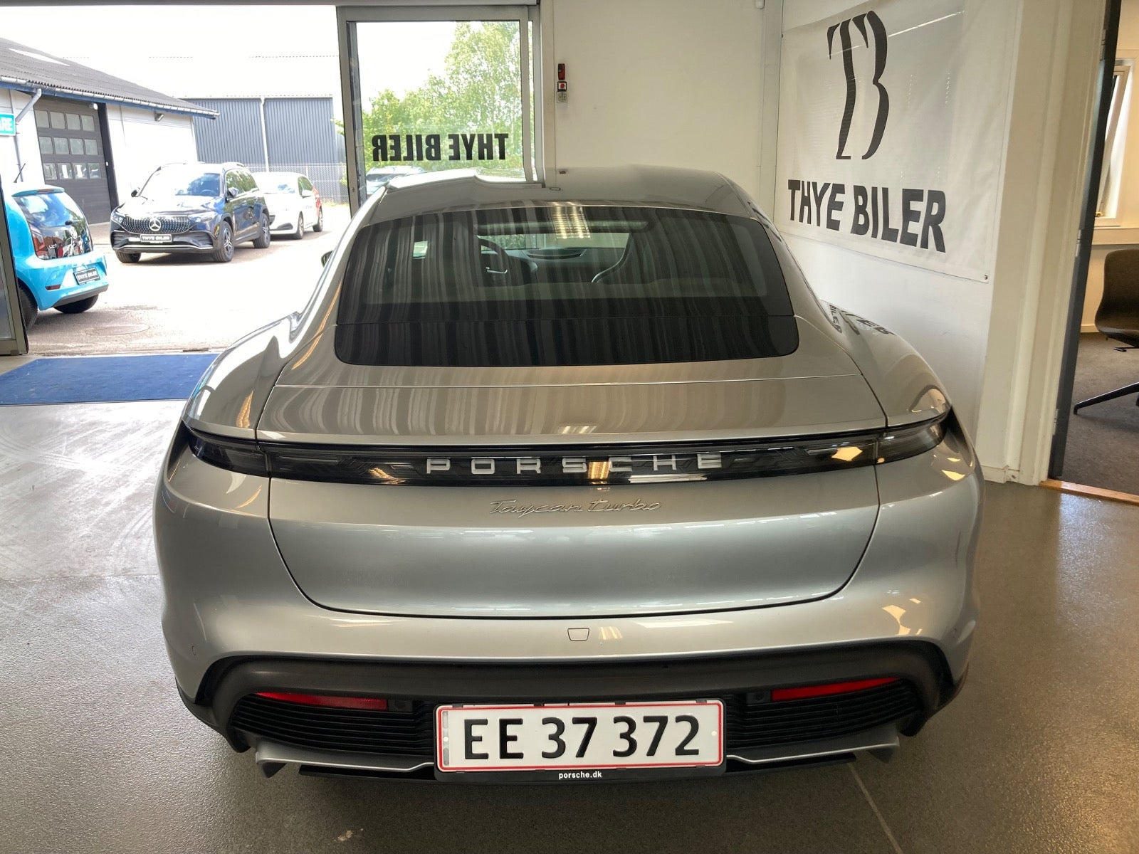 Sølv Porsche Taycan Turbo fra 2020