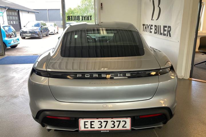 Sølv Porsche Taycan Turbo fra 2020