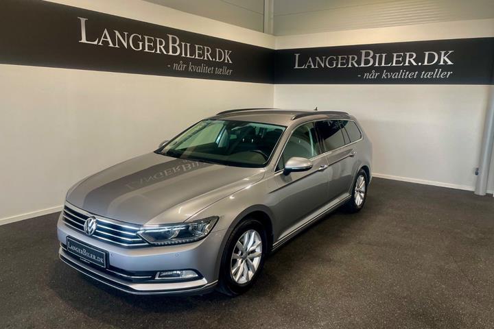 Sølv VW Passat fra 2019 set udefra