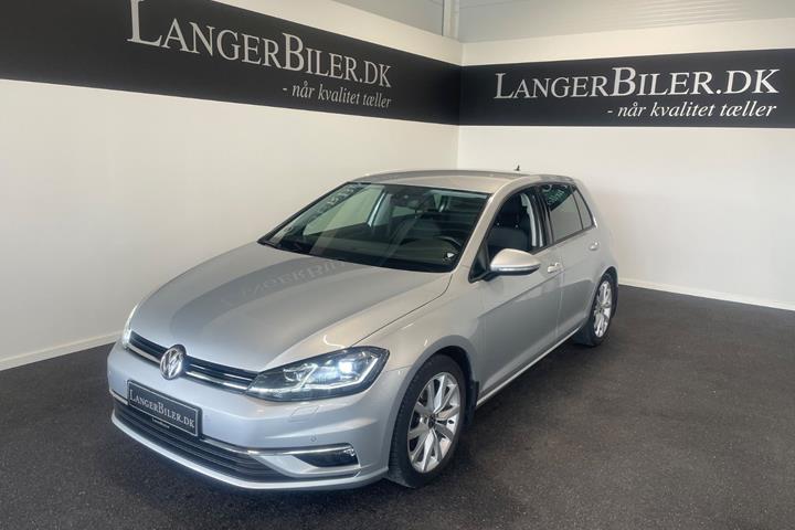 Sølv VW Golf VII fra 2019 set udefra