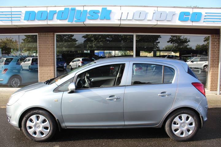 Grå Opel Corsa fra 2011