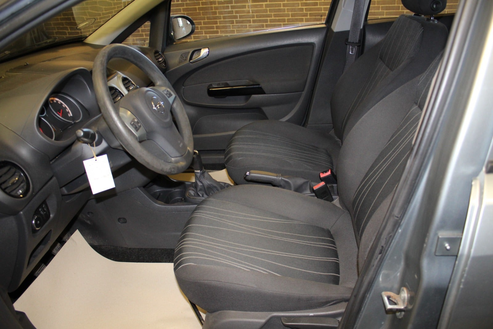 Grå Opel Corsa fra 2011