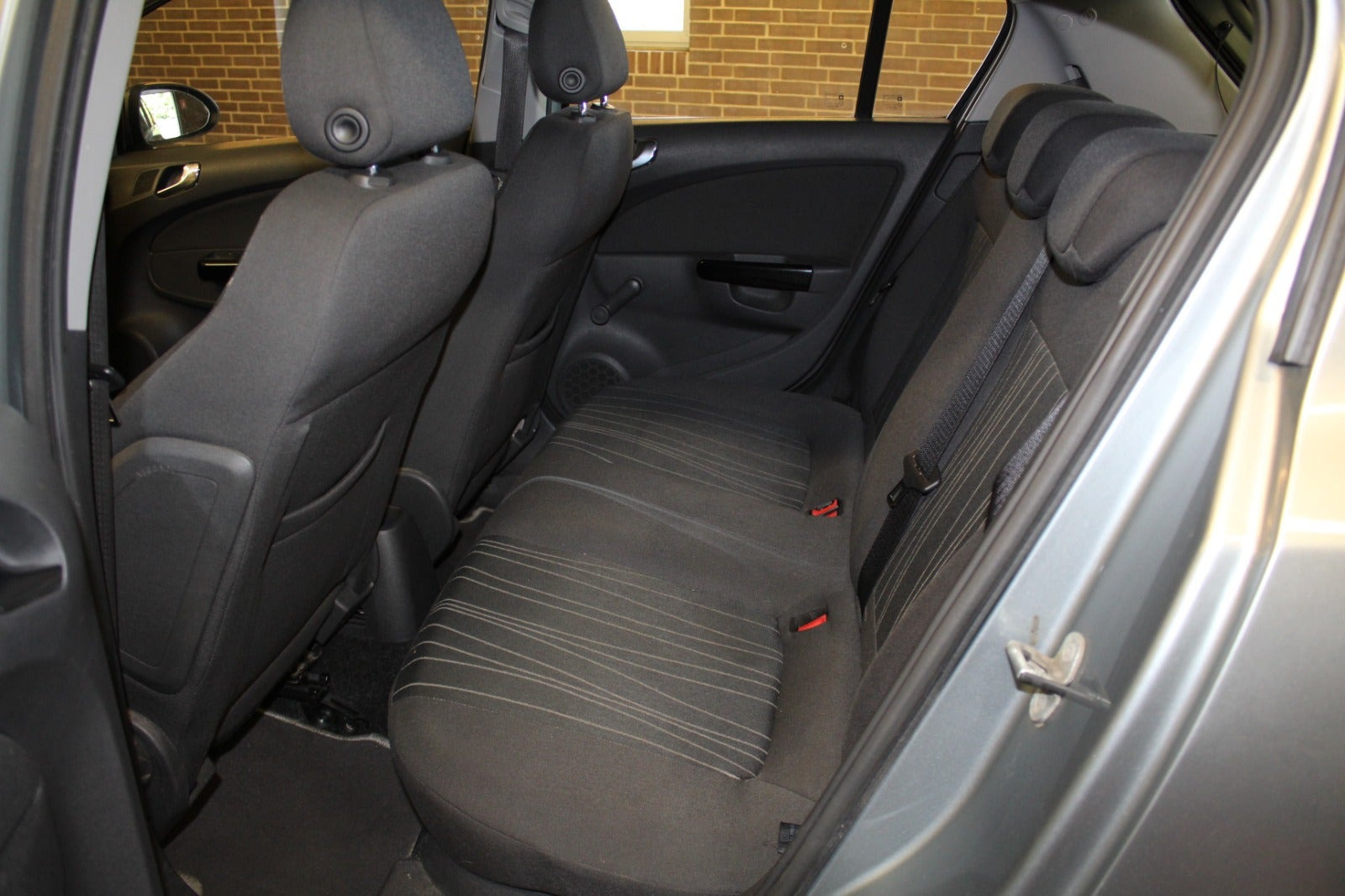 Grå Opel Corsa fra 2011