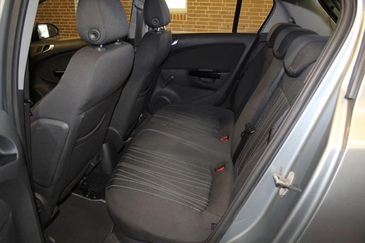Grå Opel Corsa fra 2011