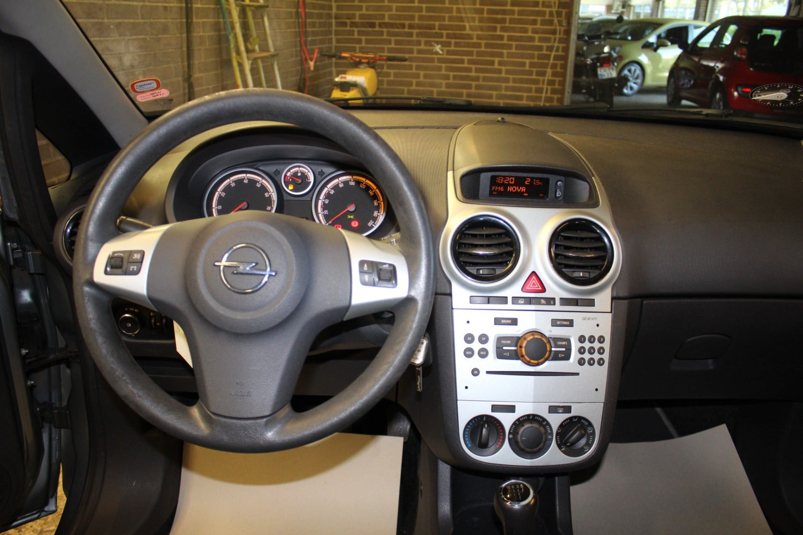 Grå Opel Corsa fra 2011