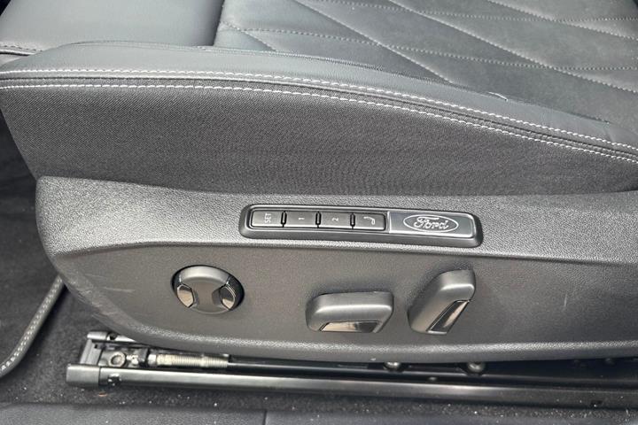 Blå Ford Explorer fra 2025