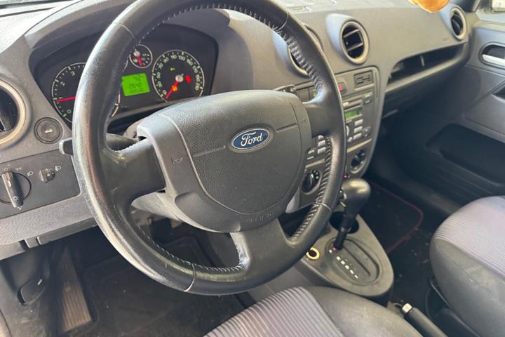undefined Ford Fusion fra 2008 set indefra