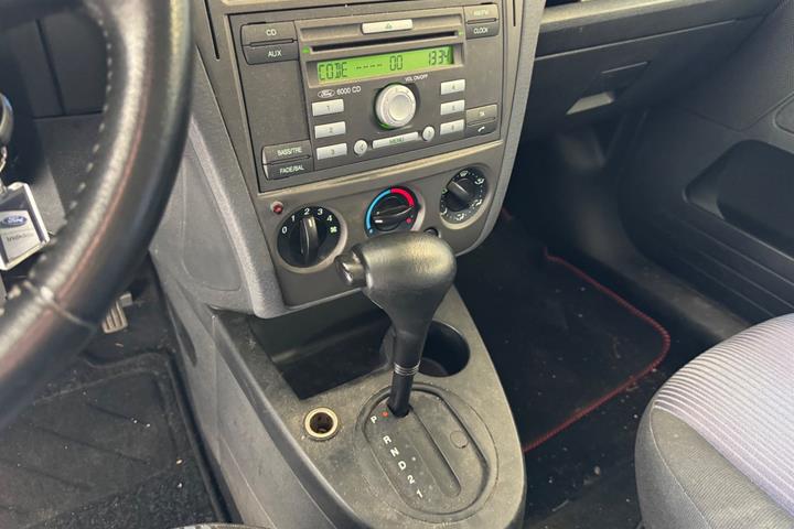 undefined Ford Fusion fra 2008 set indefra