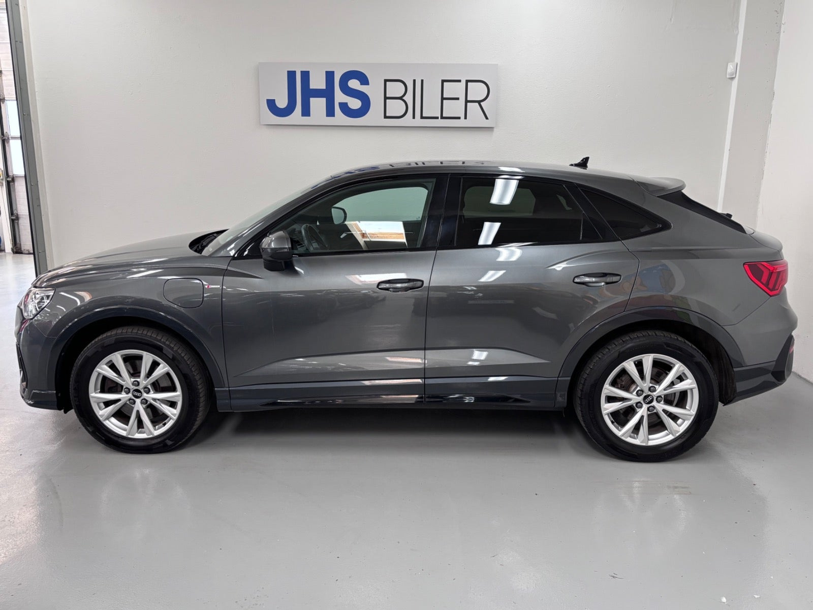 Grå Audi Q3 fra 2021