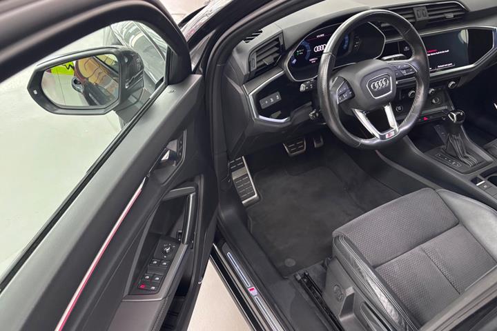 Grå Audi Q3 fra 2021