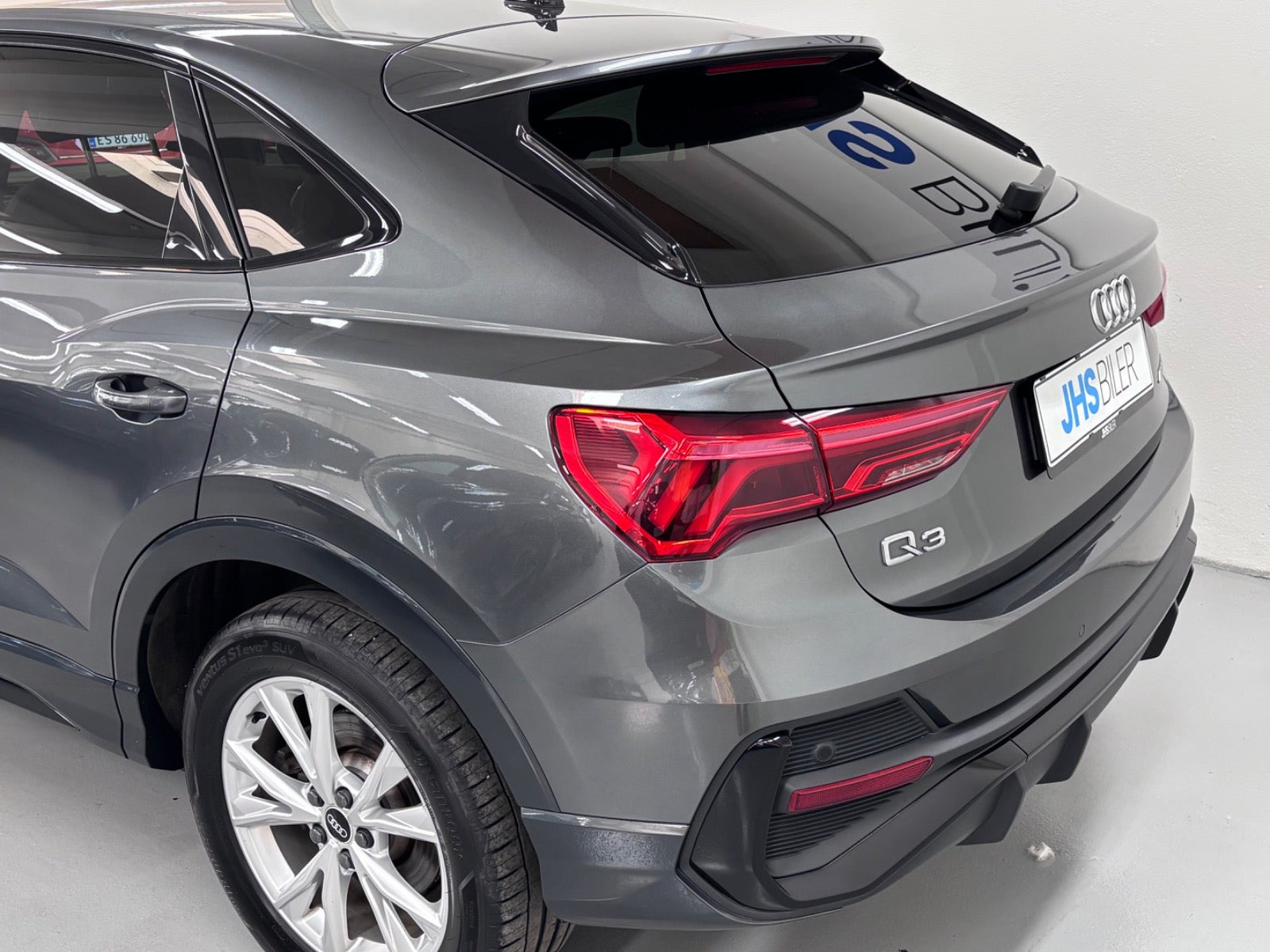 Grå Audi Q3 fra 2021