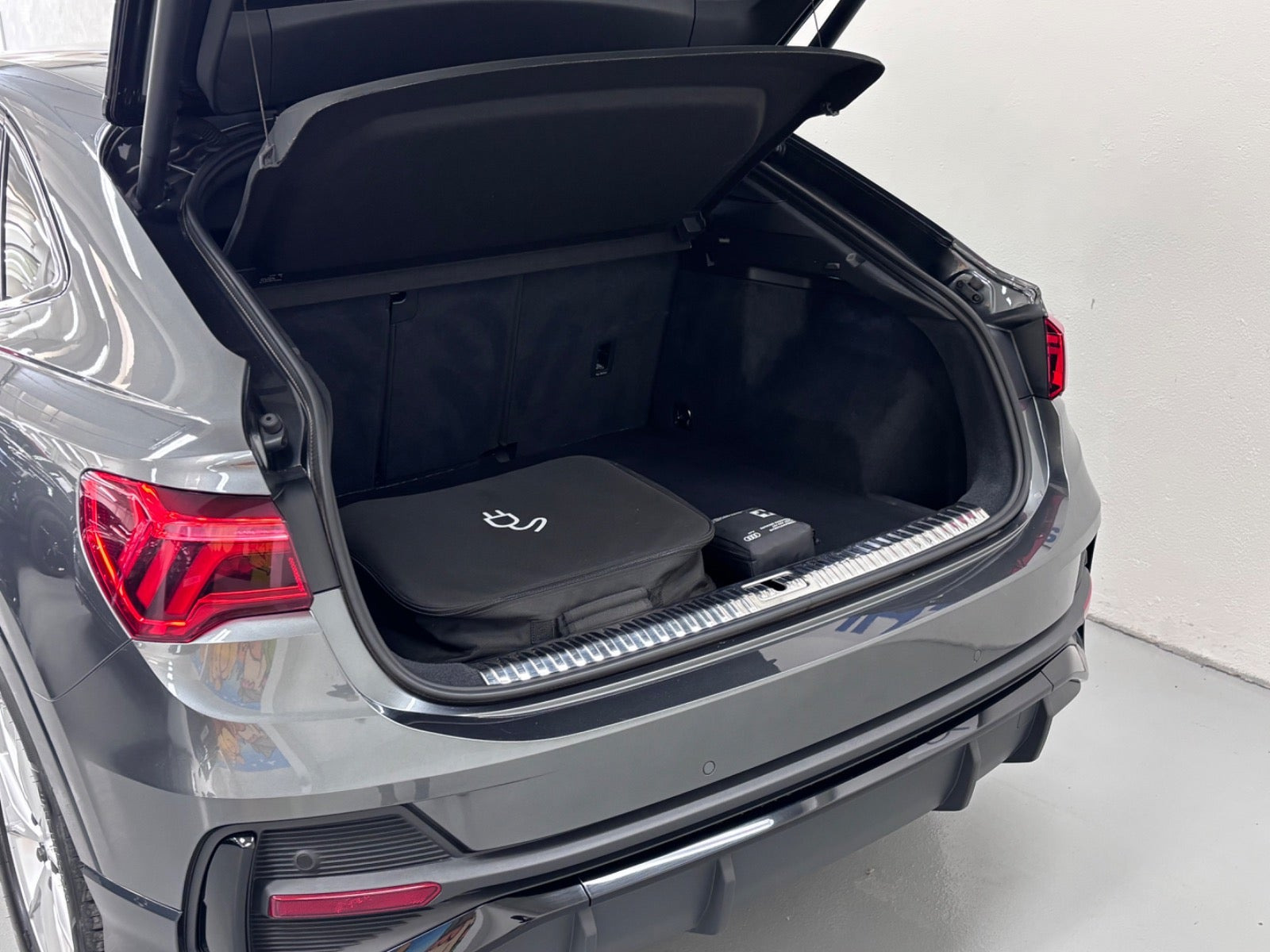 Grå Audi Q3 fra 2021