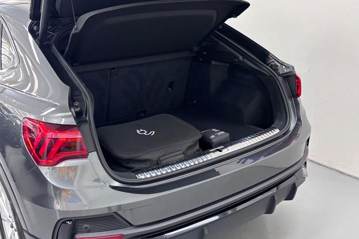 Grå Audi Q3 fra 2021