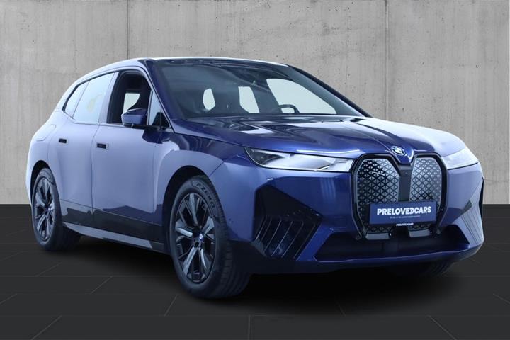 Blå BMW iX fra 2022