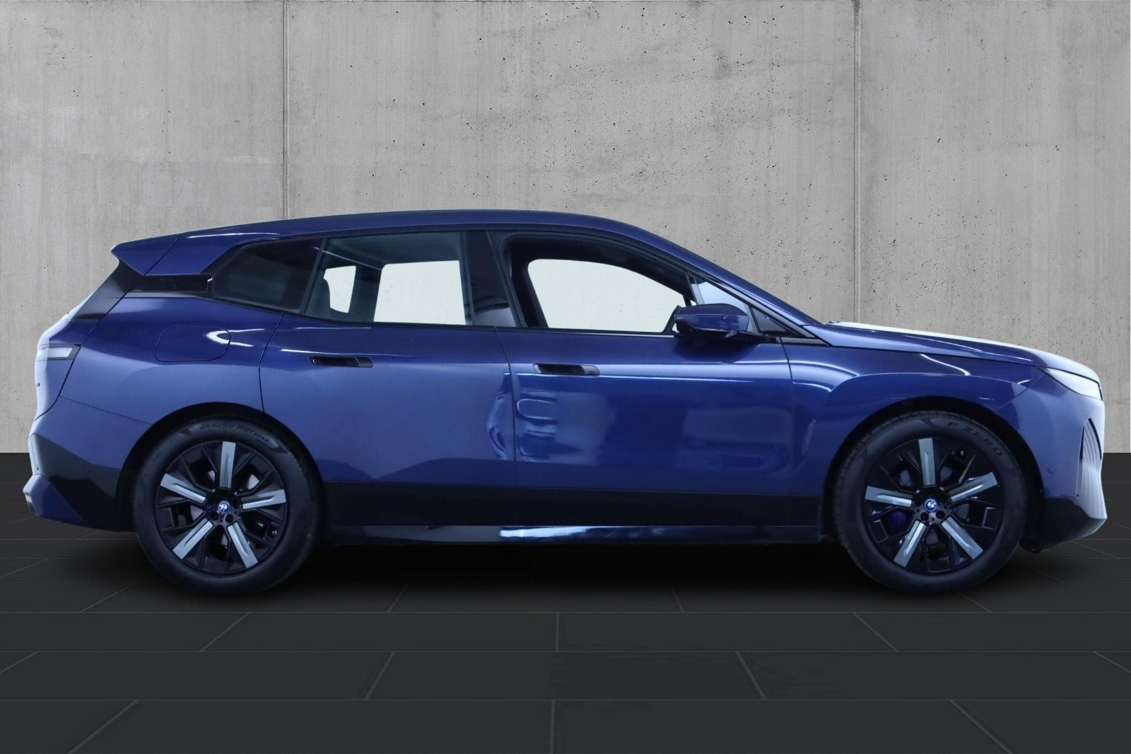 Blå BMW iX fra 2022