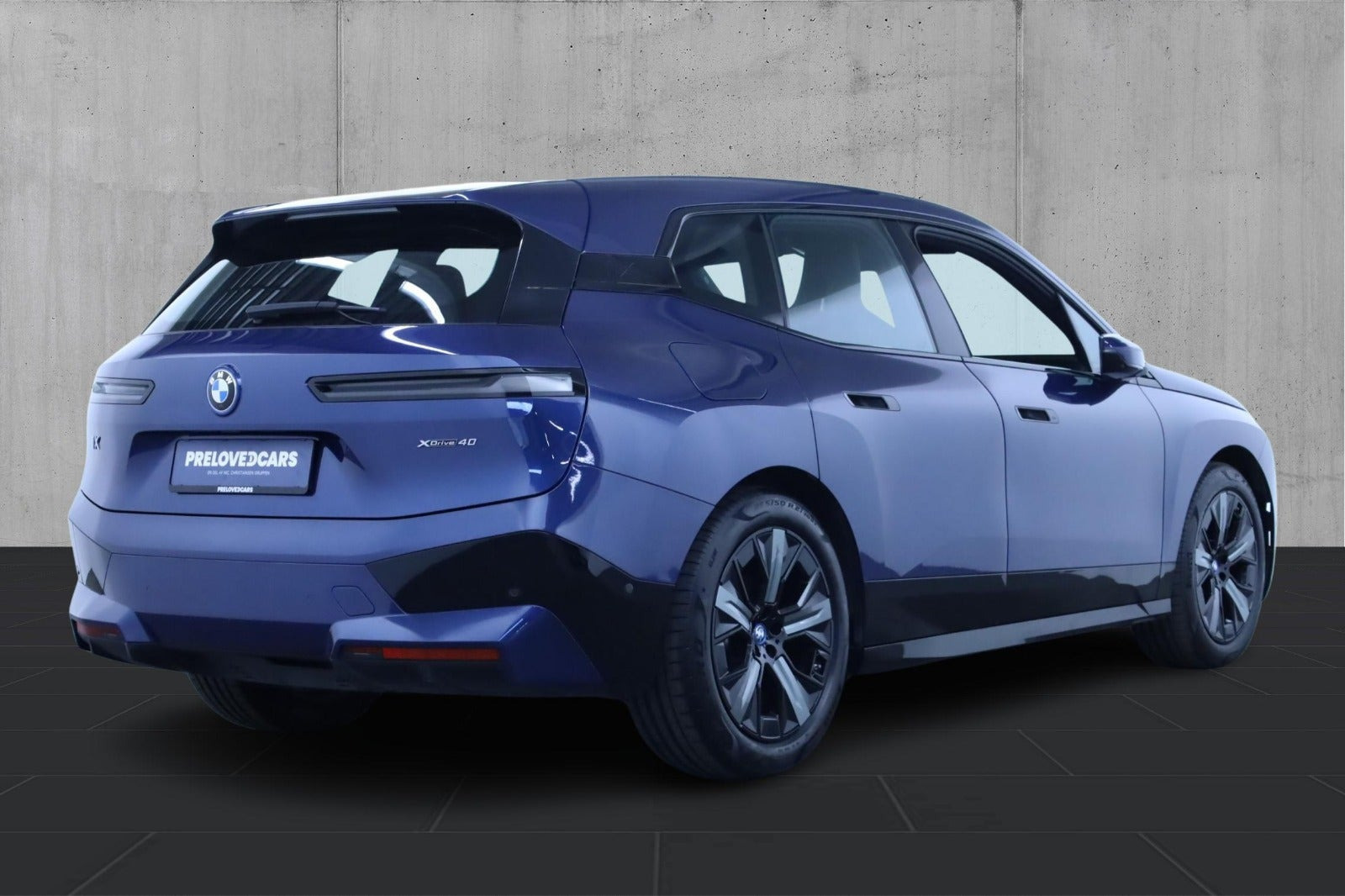 Blå BMW iX fra 2022