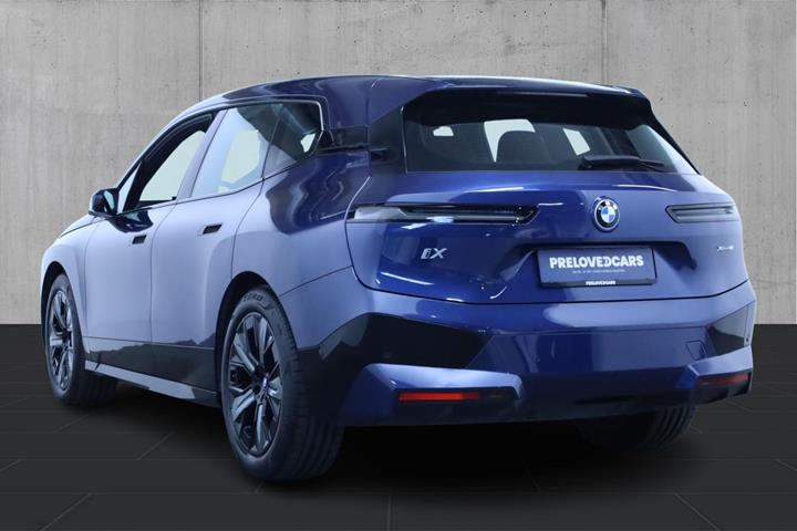 Blå BMW iX fra 2022