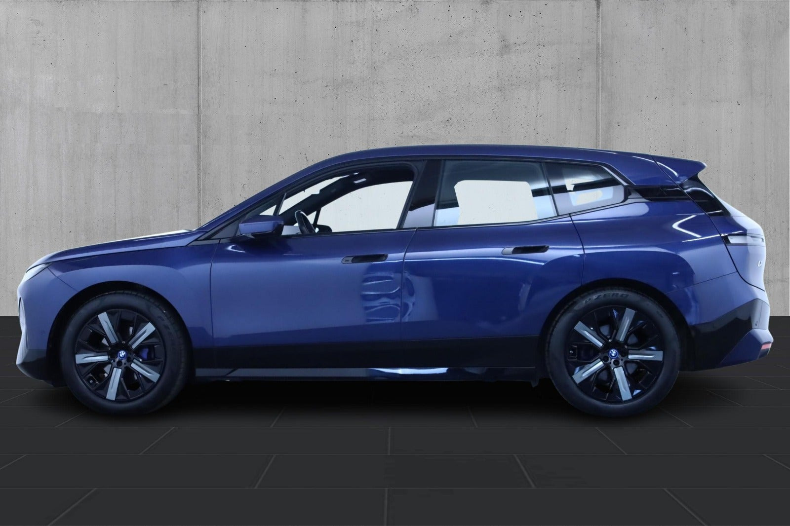 Blå BMW iX fra 2022