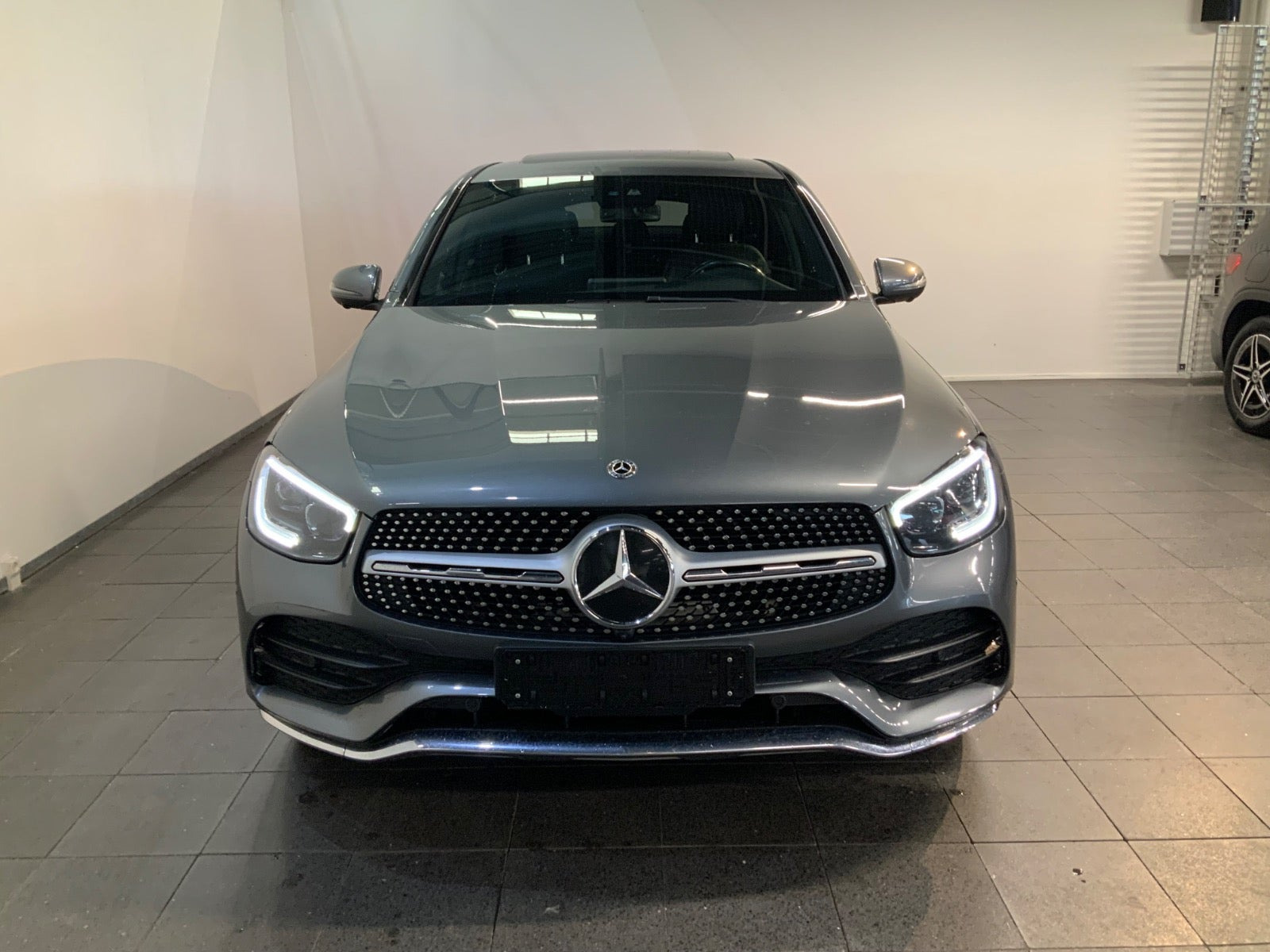 Grå Mercedes GLC220 d fra 2020
