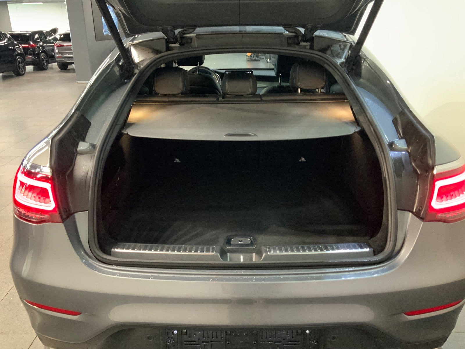 Grå Mercedes GLC220 d fra 2020