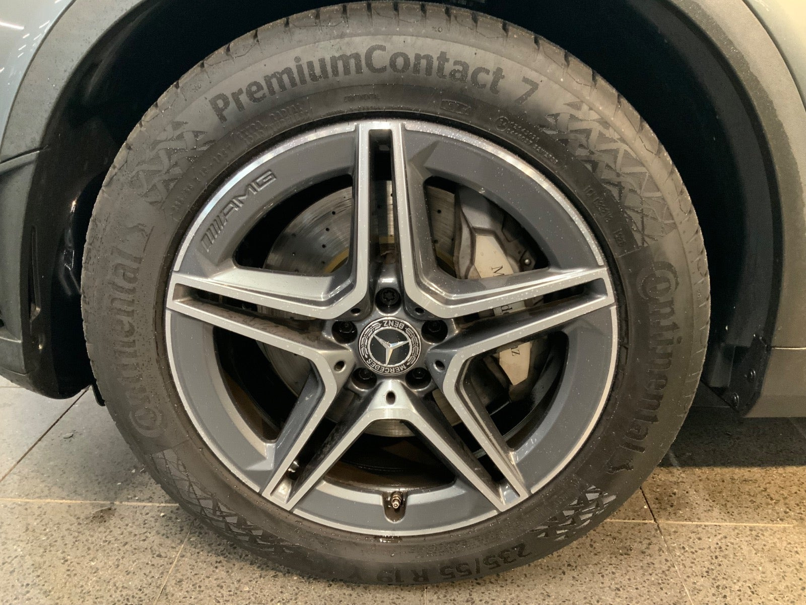 Grå Mercedes GLC220 d fra 2020