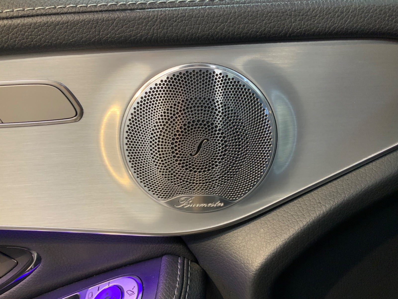 Grå Mercedes GLC220 d fra 2020