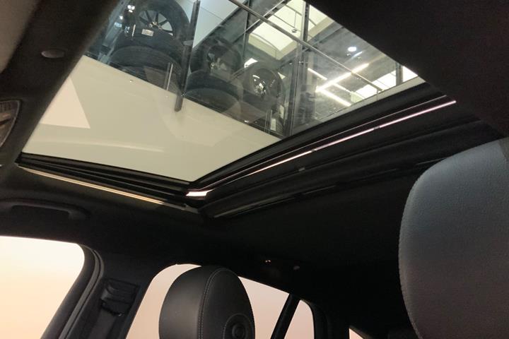 Grå Mercedes GLC220 d fra 2020