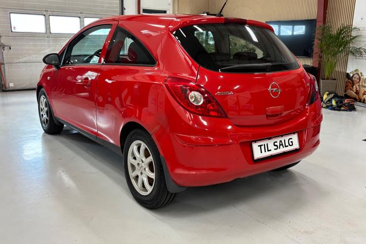 Rød Opel Corsa fra 2008