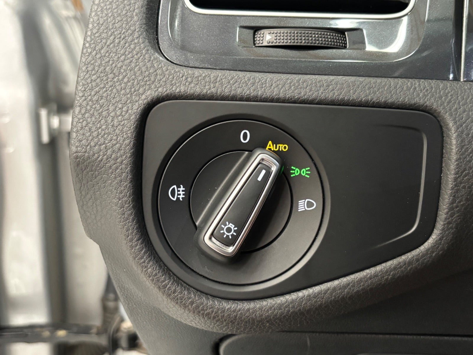 Sølv VW e-Golf VII fra 2019