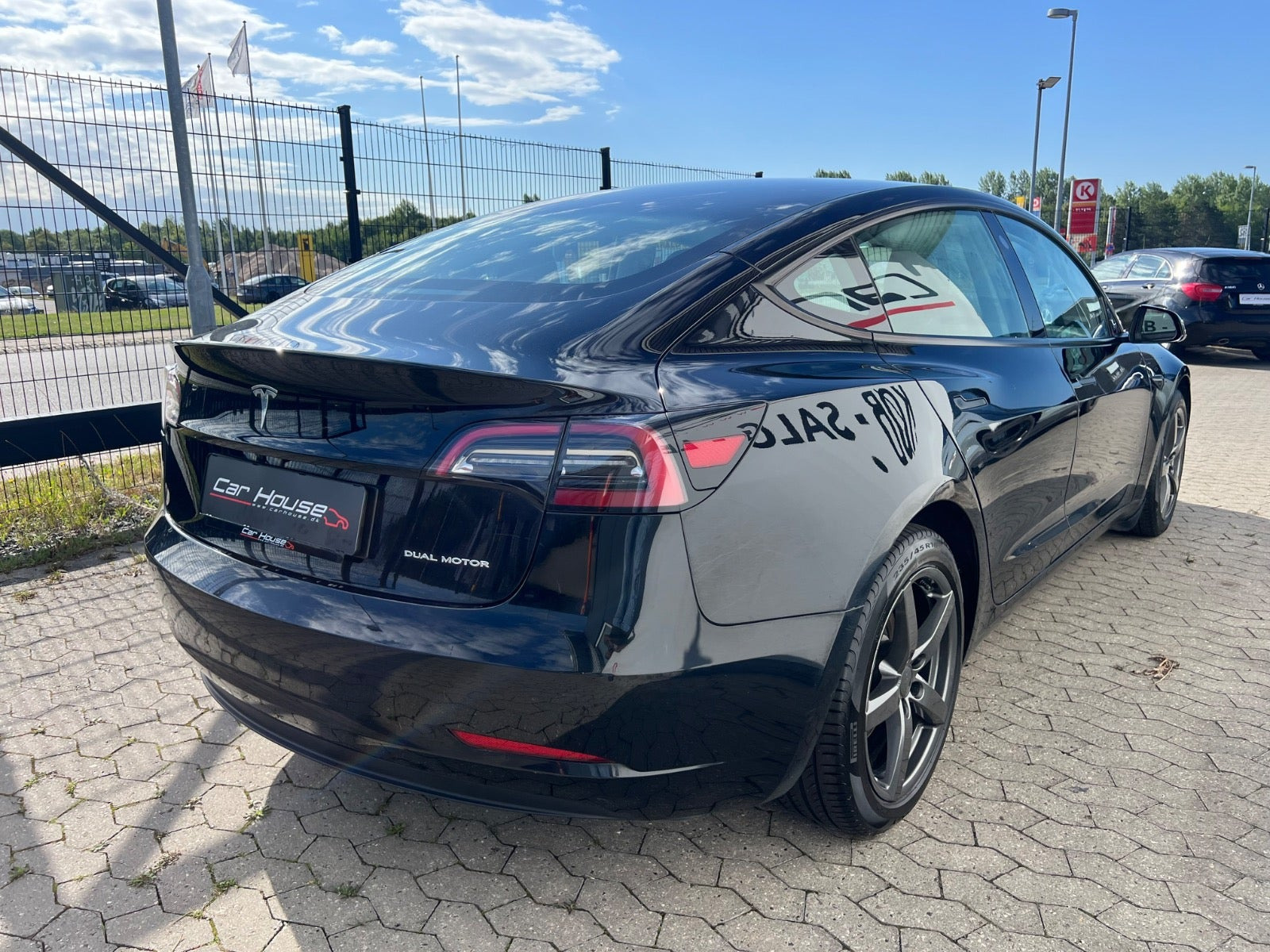 Sort Tesla Model 3 fra 2023