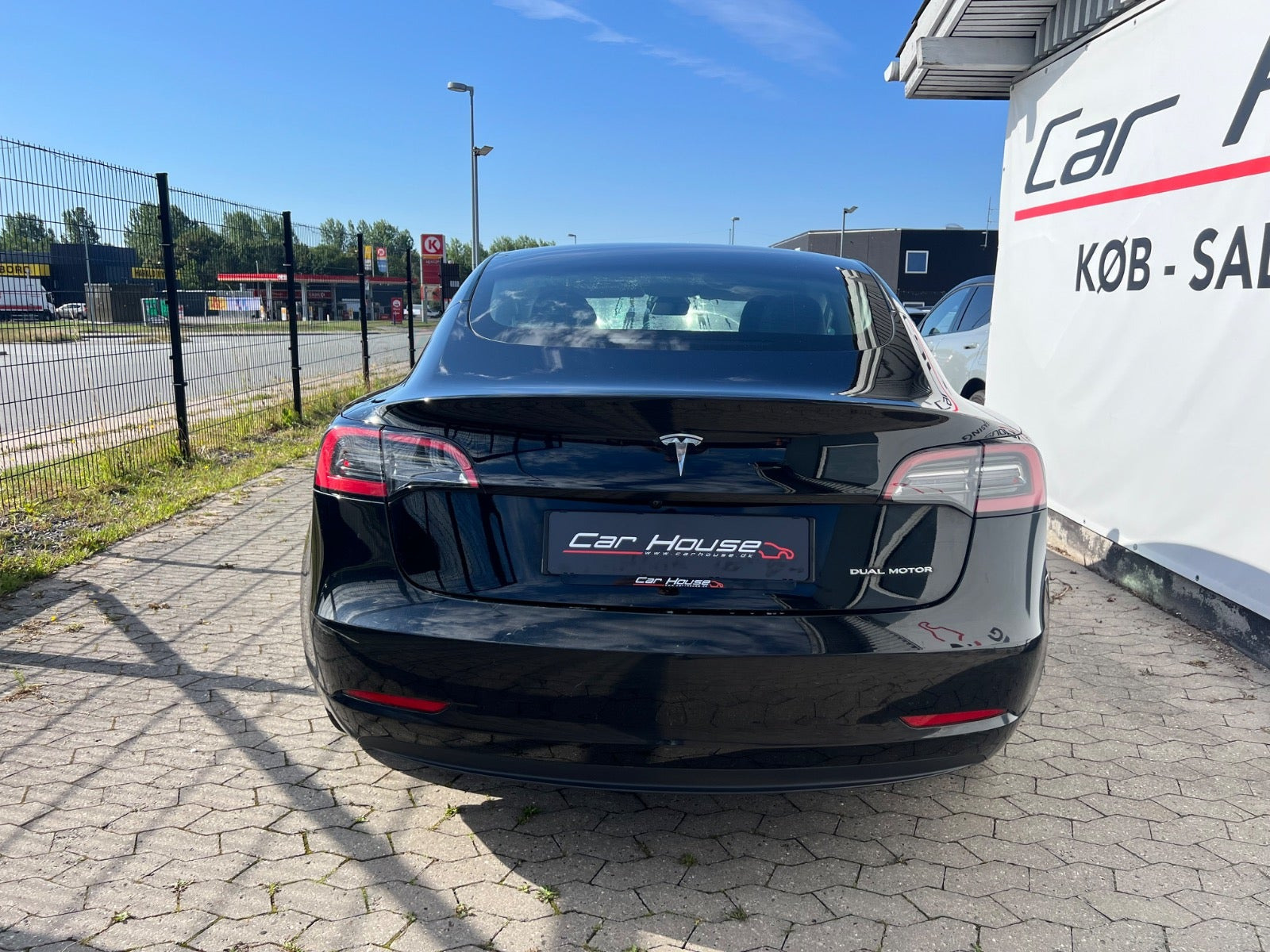 Sort Tesla Model 3 fra 2023