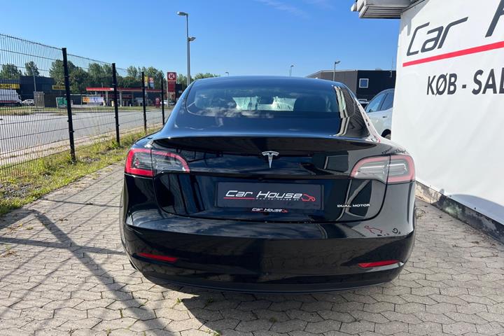 Sort Tesla Model 3 fra 2023