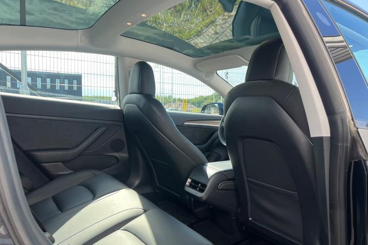 Sort Tesla Model 3 fra 2023