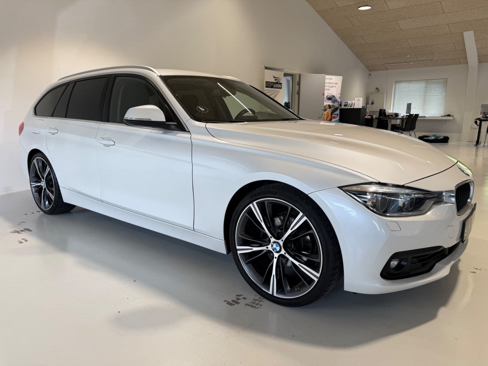 BMW 320i 2,0 Touring aut.