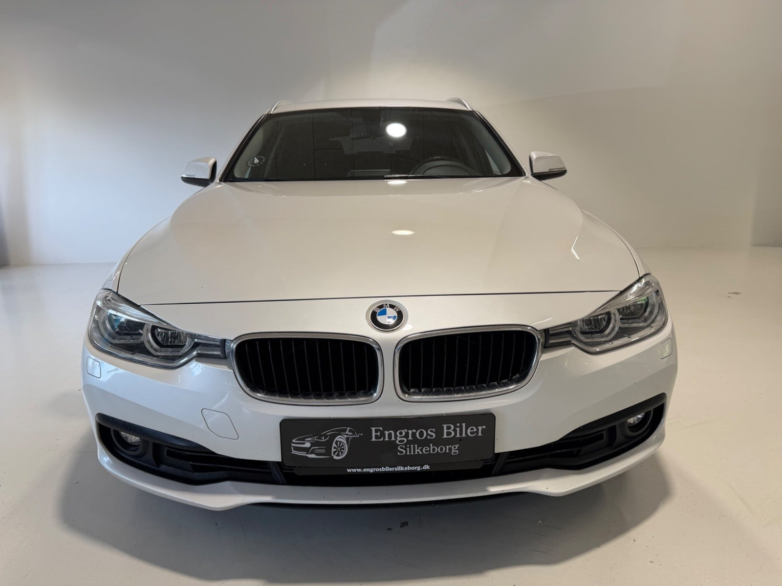 Hvid BMW 320i fra 2018