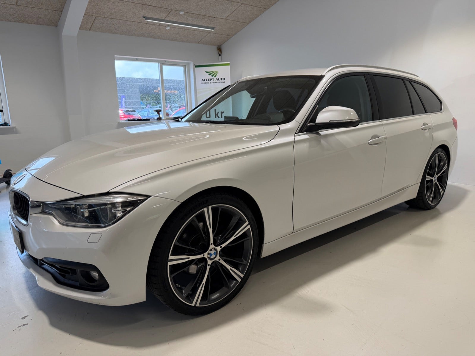 Hvid BMW 320i fra 2018