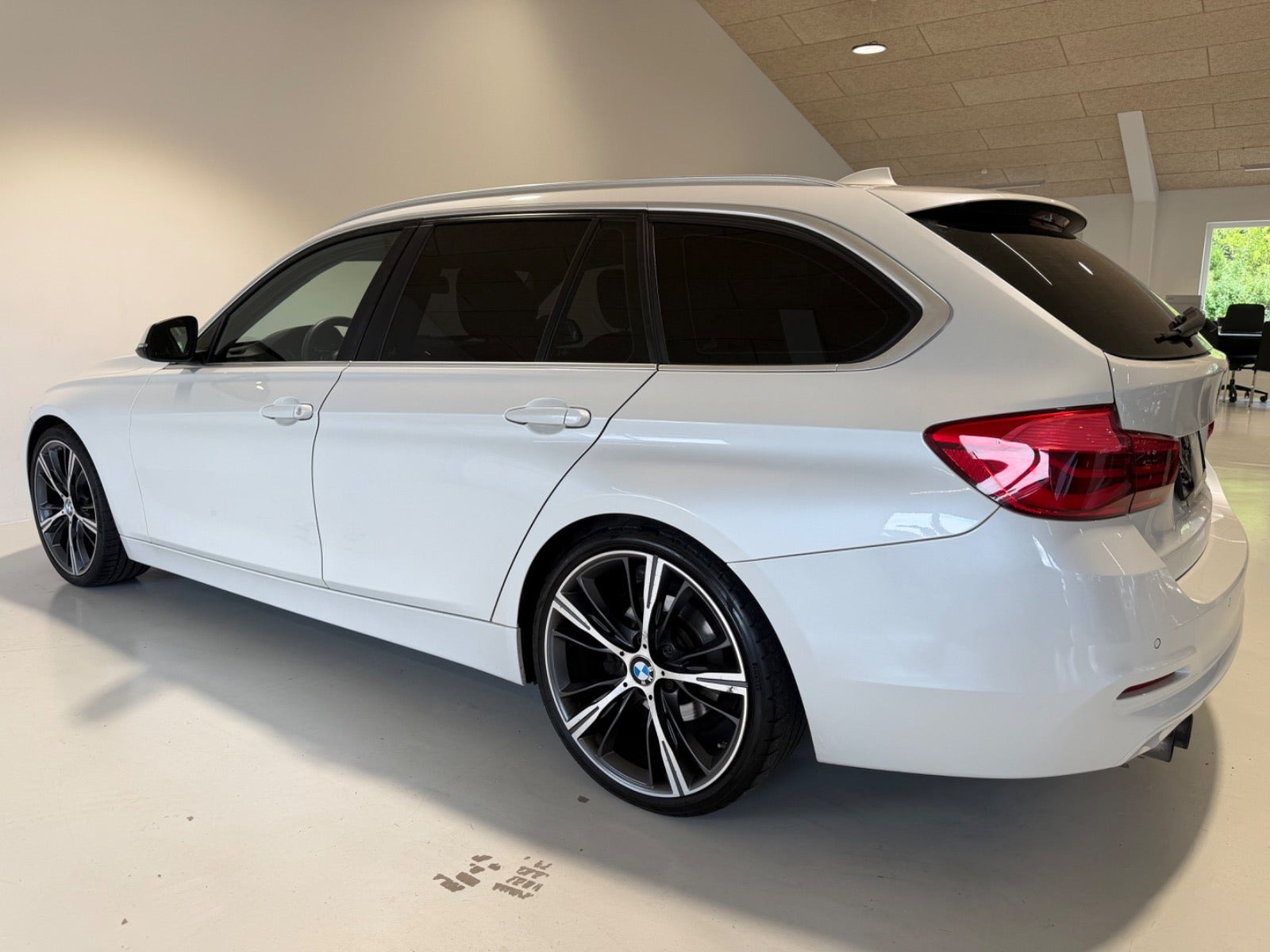 Hvid BMW 320i fra 2018
