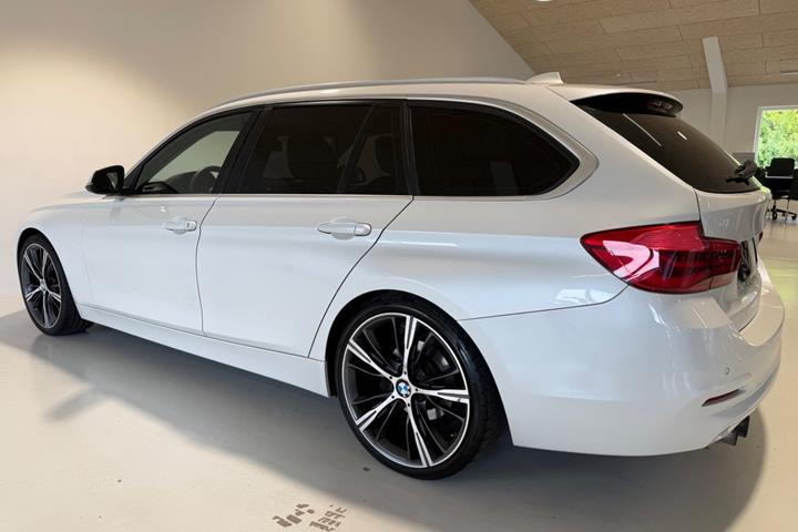 Hvid BMW 320i fra 2018
