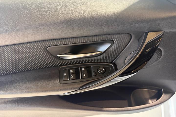 Hvid BMW 320i fra 2018