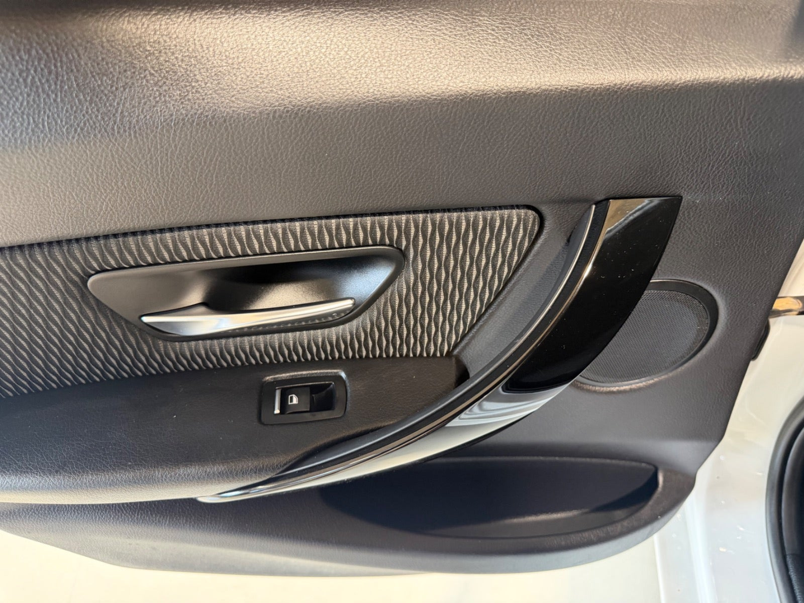 Hvid BMW 320i fra 2018