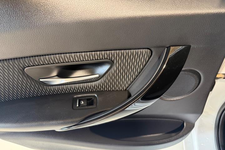 Hvid BMW 320i fra 2018