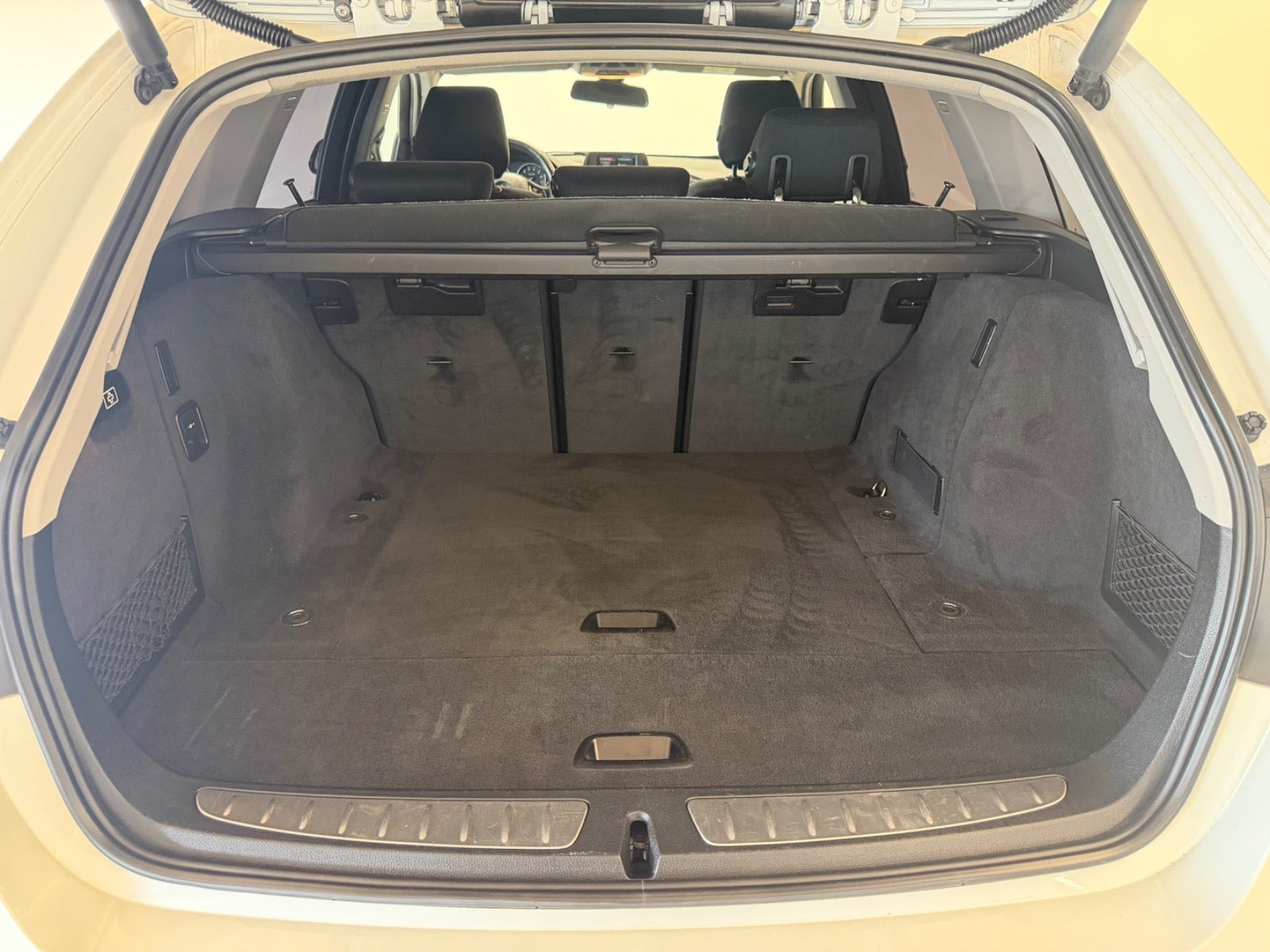 Hvid BMW 320i fra 2018