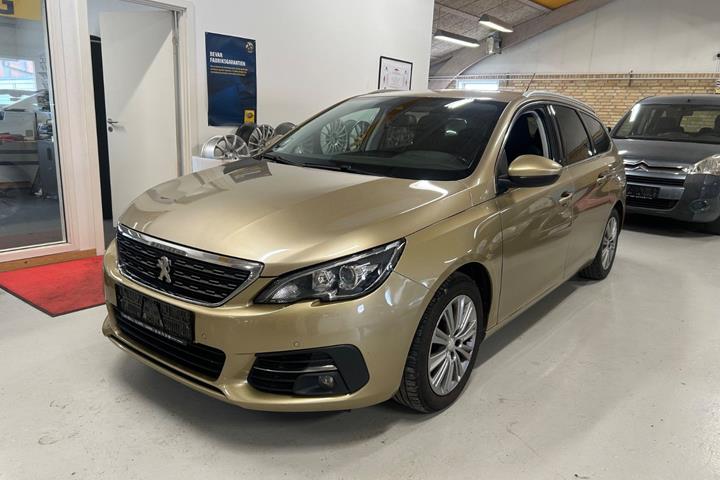 Gul Peugeot 308 fra 2017 set udefra